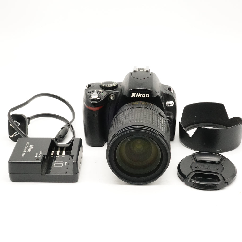 Pre-Owned Nikon D40x DSLR & NIKKOR DX 18-135mm f/3.5-5.6G Lens with Battery, Charger, Caps & Hood SN: 6000969 (Second Hand)