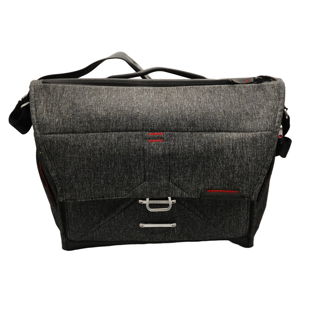 Pre-Owned Peak Design Everyday Messenger Bag Charcoal 15'' (Second Hand)