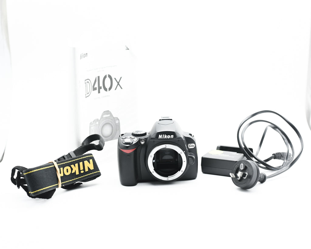 Pre-Owned Nikon D40x w/Manual & Battery Working